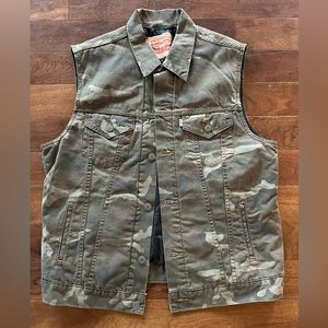 Levi Camo Vest